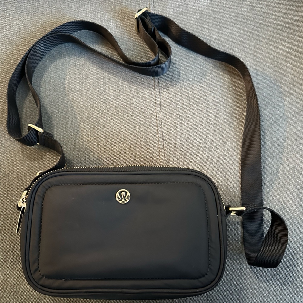 Lululemon BCrossbody Camera Bag 2L (black/gold)
